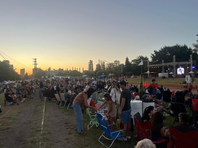 Gran marco de p�blico para la bajada de los Reyes en Sierras Bayas